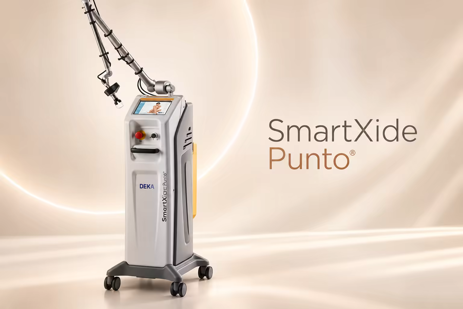 Laser de CO₂ SmartXide Punto: gabinete cinza sobre rodízios, com tela no painel e braço articulado com a ponteira no topo.